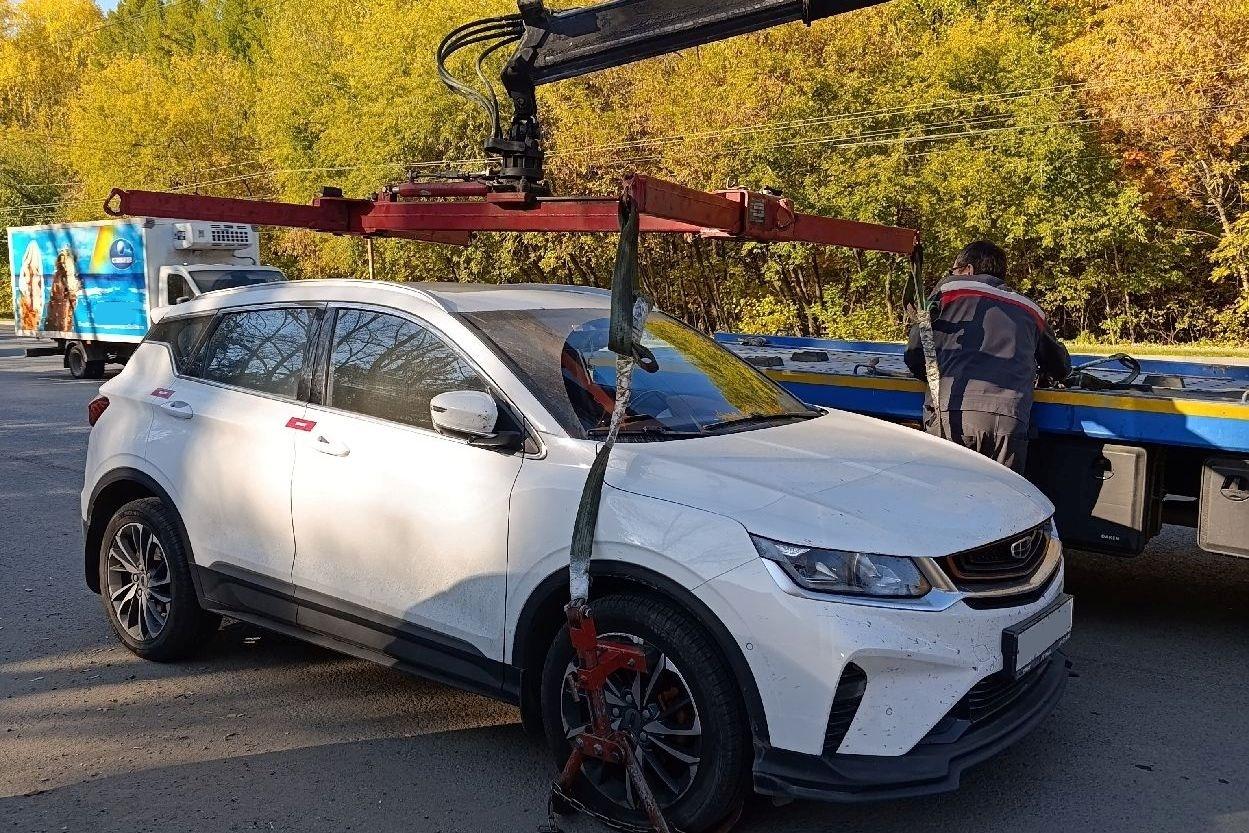 Накатал на 400 тысяч. В Челябинске приставы изъяли Geely из-за огромных долгов по штрафам с камер