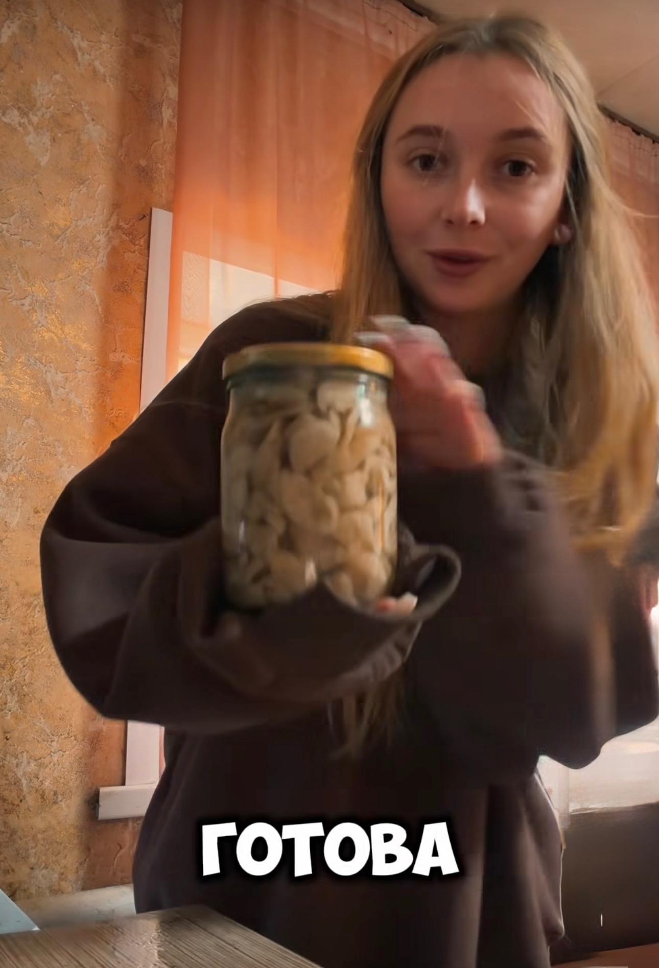 «Добавляем лучок, зелень, масло и наслаждаемся». Красавица-рыбачка из Волгоградской области поделил…