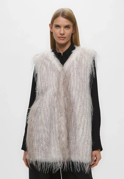 Меховые жилетки снова в тренде, но не те, что мы любили в нулевых Меховые жилетки снова в тренде, но не те, что мы любили в нулевых