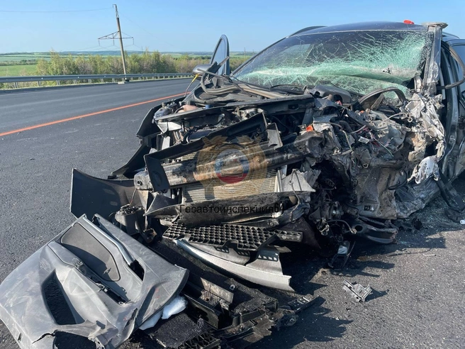 Водитель Lada Vesta погиб на месте, четверо его пассажиров госпитализированы | Источник: ГИБДД по городу Саратову