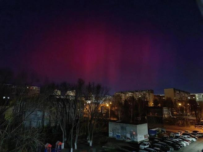 Даже плотная застройка не помещала разглядеть красоту | Источник: читатель 74.RU