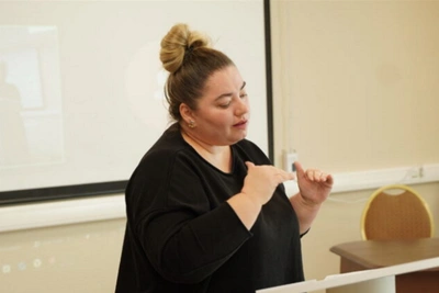 На Сахалине впервые аттестован гид для экскурсий на языке жестов