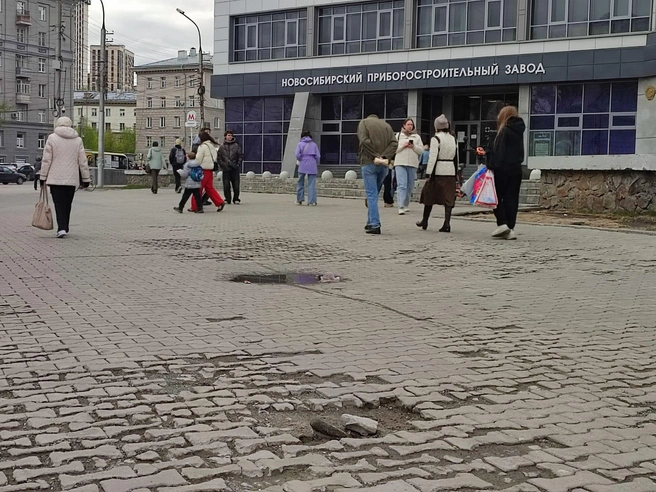 Плитка на площади постоянно крошится, а грунт проседает | Источник: Илья Калинин / NGS.RU