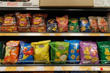 Чипсы Lays. Самая большая пачка стоит 229 рублей&nbsp;— дешевле, чем в обычном супермаркете | Источник: Ирина Шарова / 72.RU