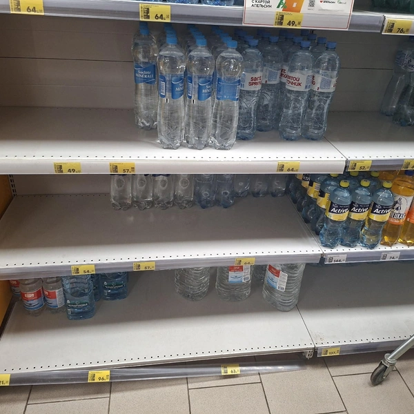 А вот самую дешевую воду уже разобрали | Источник: Читатель Voronezh1.ru