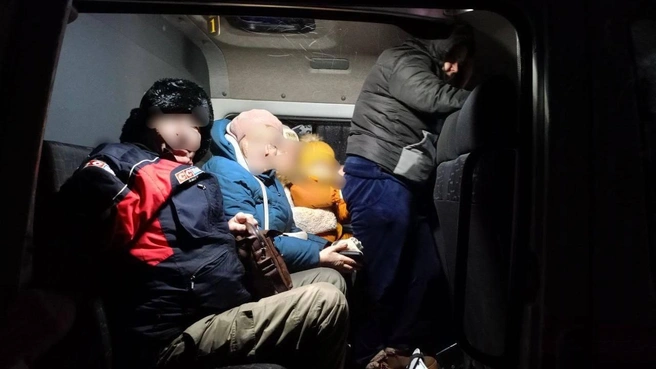 Сотрудники облспаса помогли этой ночью сотням людей с детьми | Источник: Юрий Юрин / Telegram