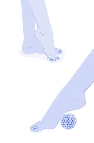 Расслабляем подошвенную фасциюУкрепляем соединительную ткань. Возьмите небольшой ролик или массажный мячик и поместите его под стопу. Аккуратно перекатывайте его ногой от пятки до большого пальца (10 повторений).