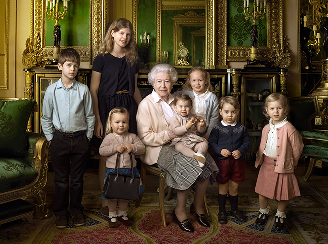 Фото №1 - Прабабушка Елизавета II сделала фото с самыми юными потомками