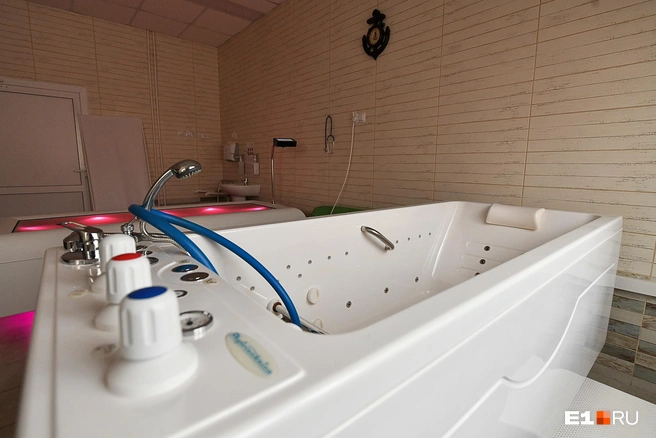 Справедливости ради, миллениалы тоже устают настолько, что предпочитают путешествиям ванны, массажи и фиточай. Но сделали санотории снова модными именно зумеры | Источник: Артём Устюжанин / E1.RU