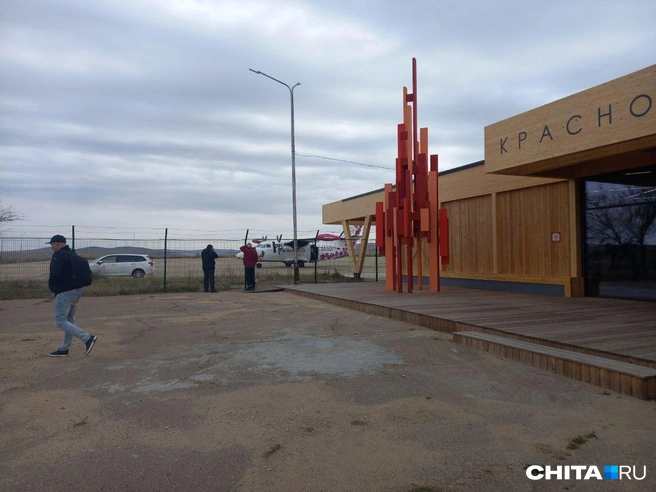 Пока ждала такси, проводила самолет до Читы | Источник: Елена Раздобреева / CHITA.RU
