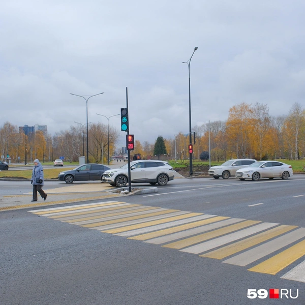 Пешеходный переход через Окулова прямо перед площадью Гайдара тоже со светофором | Источник: Тимофей Калмаков / 59.RU