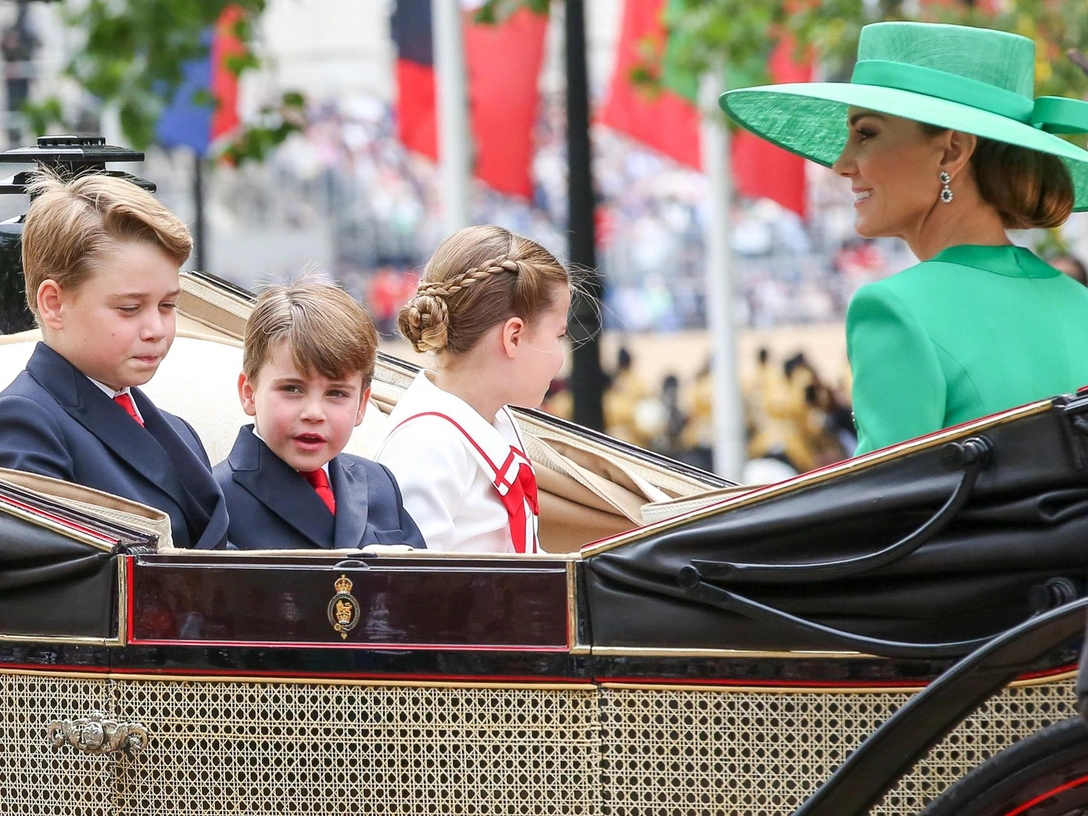 Принцесса Кейт, принц Джордж, принцесса Шарлотта и принц Луи едут в открытом экипаже в центре Лондона, 17 июня 2023 | marieclaire.ru