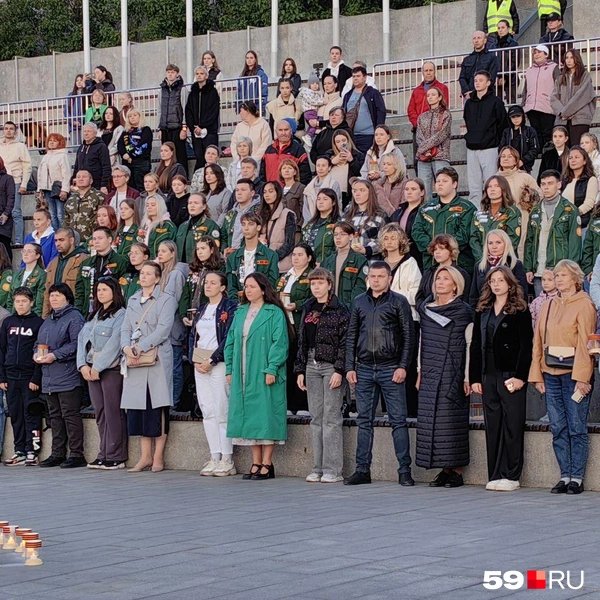 Во время минуты молчания все собравшиеся встали с мест | Источник: Василина Любимова / 59.RU