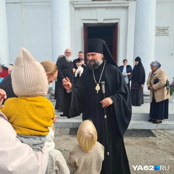 Однако прихожане терпеливо ждали, чтобы получить благословение | Источник: Светлана Коновалова / YA62.RU