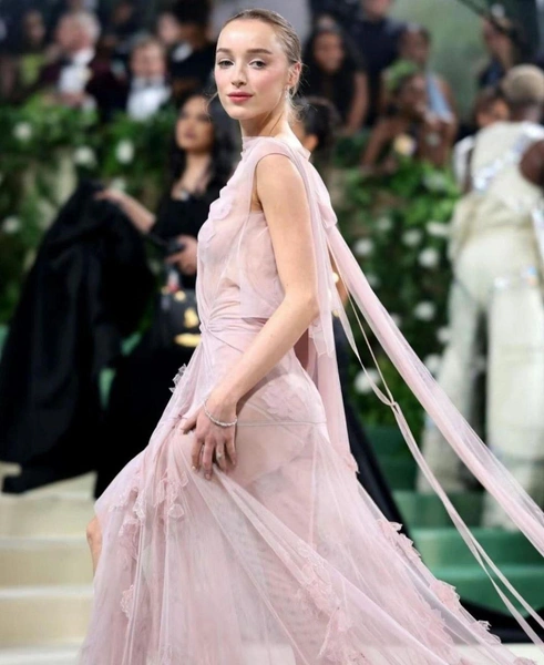 Зендая, Дуа Липа, и другие: 15 самых красивых звездных выходов на Met Gala