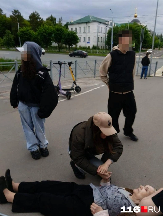 Фото сделано сразу после ДТП. Рядом с бабушкой&nbsp;— внучка, на заднем плане подростки-самокатчики | Источник: Личный архив Ксении