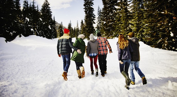 Парень идет по дороге. Утренняя пробежка. Человек идет по дороге. Will be walking. Verb tenses.