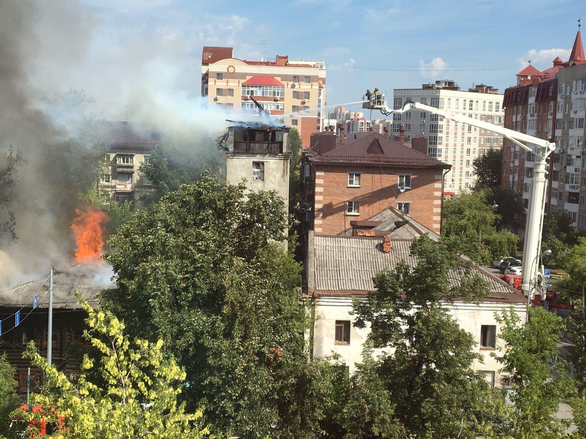 В Тюмени горят жилой дом и пожарная каланча на улице Осипенко, 33 — 3  августа 2020 года - 3 августа 2020 - 72.ру