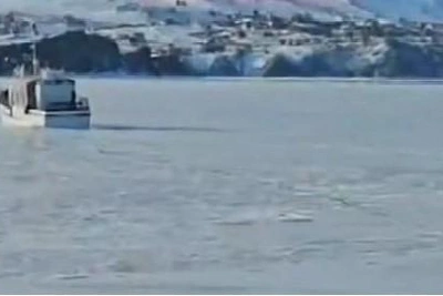 Судно вмёрзло в лёд Байкала: идёт проверка