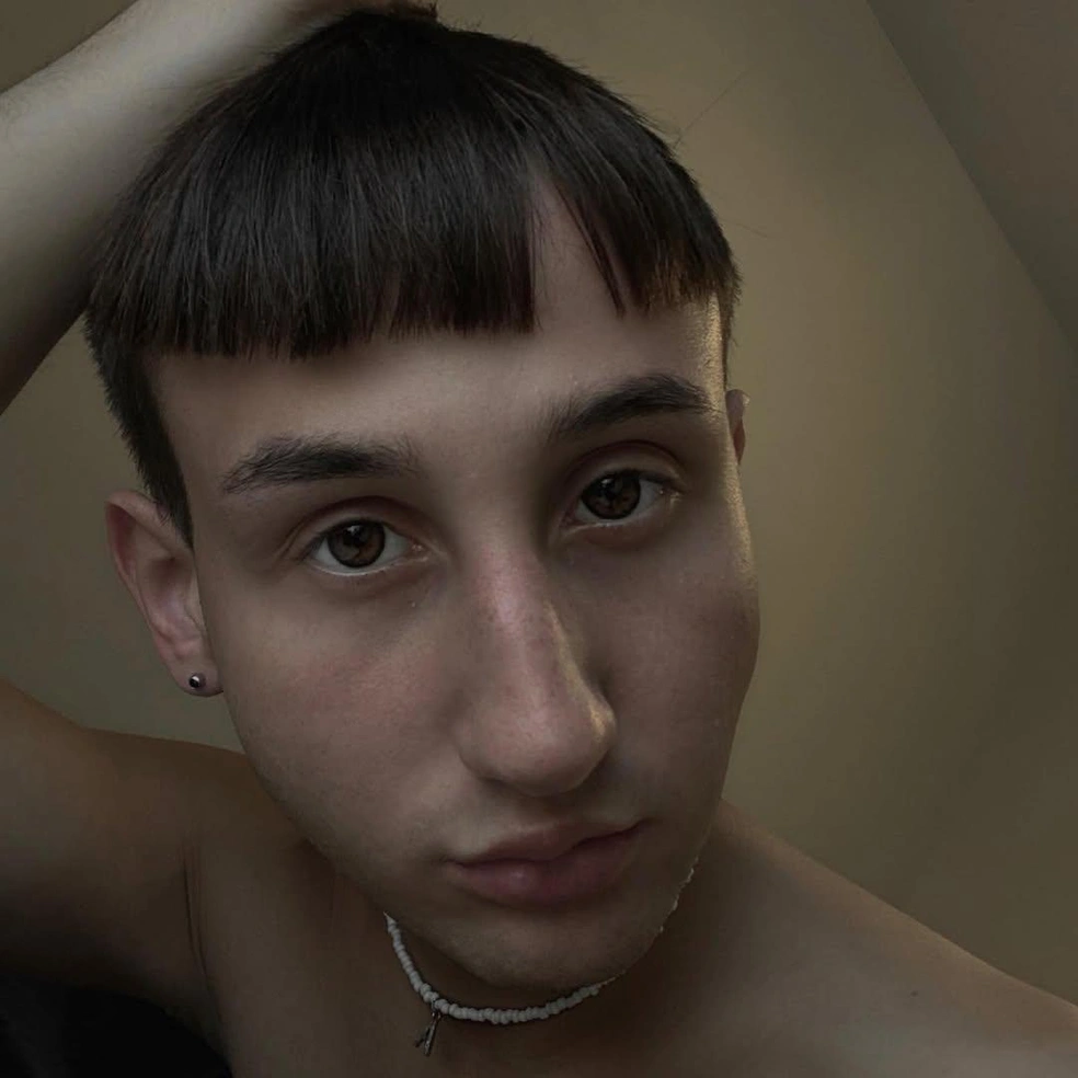 В школе Александра не любили за то, что он ведет социальные сети | Источник: sasha.vizual / Instagram*