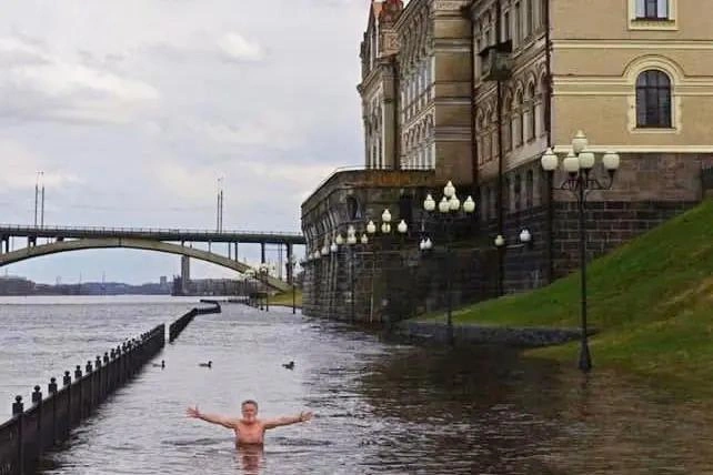 Дедушка искупался на затопленной рыбинской набережной в мае в 2021 году | Источник: Ирина Израилева / Vk.com