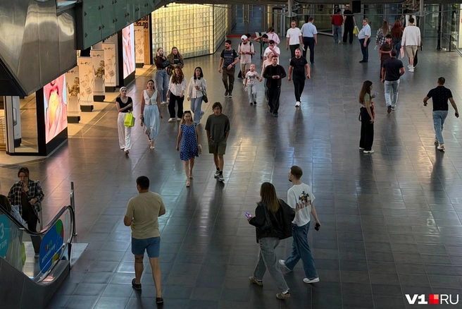 Посетителей в торговом центре в последний день лета ни чуть не меньше, чем в выходной | Источник: Алексей Волхонский / V1.RU