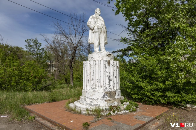 Владимир Ленин стоит на характерном для довоенных памятников «барабане» постамента | Источник: Константин Завриков / V1.RU