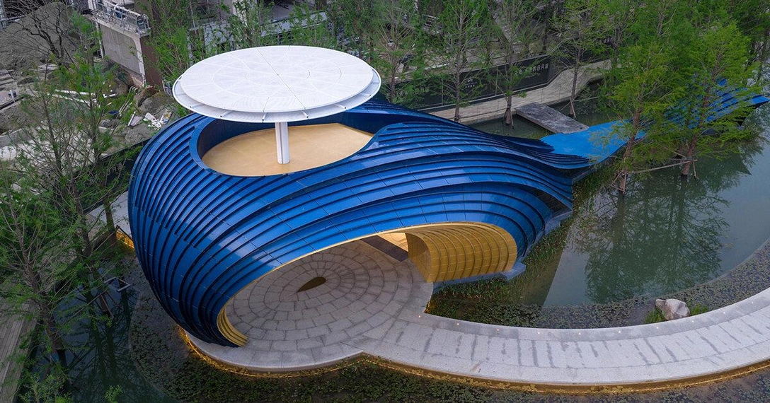Синий кит на въезде в дом: необычная арка от Wutopia Lab в Китае | Источник: Лю Гоувей