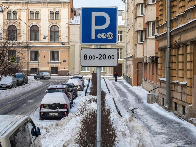 Споры о бесплатных парковках у соцобъектов в Петербурге | Источник: Михаил Огнев / FONTANKA.RU