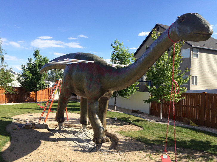 Отец своими руками построил детям 14-метрового динозавра — детскую площадку (фото и видео)