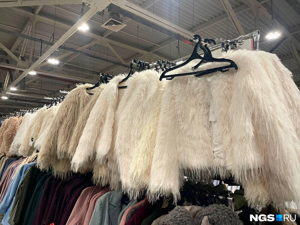 Снова волосатые накидки за 2000 рублей  | Источник: Алёна Золотухина / NGS.RU 