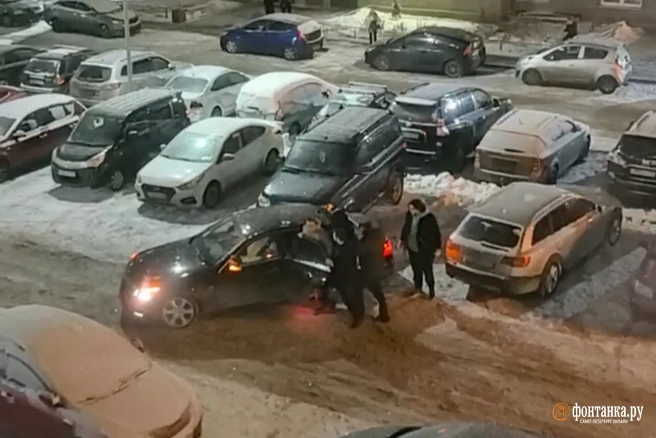 У Андрея поврежден позвоночник. На глазах у жены его повалили на асфальт и затолкали в машину | Источник: читательница «Фонтанки»