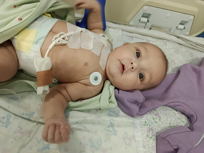 Из Тюмени ребенка перевезли в Москву, где малышке сделали еще одну операцию, а потом выписали | Источник: Евгения Овчинникова 