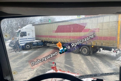 Фура перегородила дорогу в Ярославле, изменился маршрут автобуса