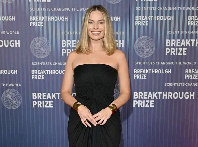 Марго Робби прощается с эрой Барби — новой стрижкой и гардеробом