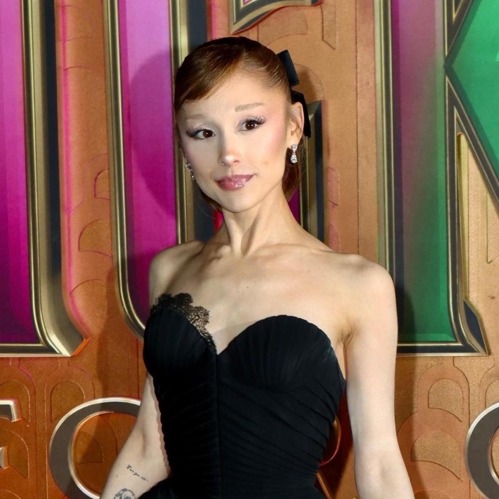 Худоба, стеклянные глаза и гиперэмоциональность: фанаты бьют тревогу из-за состояния Арианы Гранде