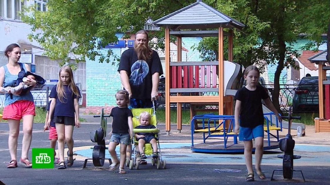 &laquo;Злой папа не лишит их будущего&raquo;: Тепляков высмеял детей, идущих в школу в 8 лет