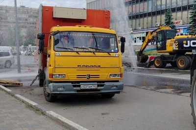 В Самаре напротив ЦУМа из-под асфальта забил фонтан воды