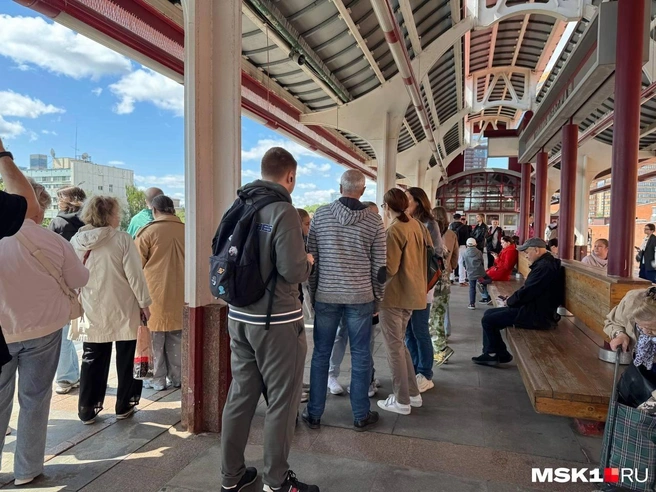 В последний день работы монорельса прокатиться по нему пришли сотни москвичей | Источник: Анастасия Харитонова / MSK1.RU