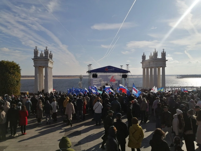 Так выглядел молебен в ходе крестного шествия по набережной | Источник: Ирина Яковлева / V1.RU