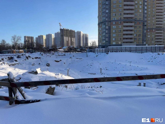 Жильцы существующего дома рады, что стройка остановлена, но вот собственники непостроенных квартир в панике | Источник: читатель E1.RU