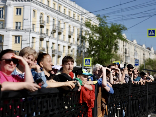 Многочисленные зрители не боялись даже палящего солнца | Источник: Наталья Лапцевич