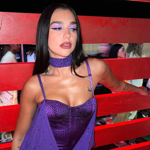 Фиолетовые тени с глиттером и стрелками: как повторить яркий летний макияж Дуа Липы