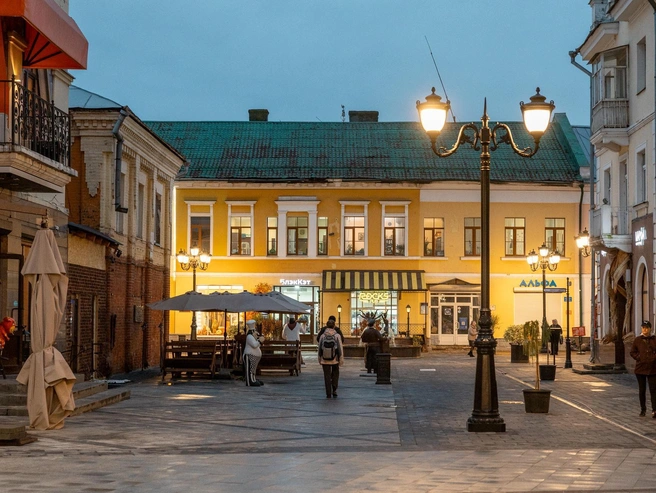 В тёплом свете фонарей вечерние прогулки по центру становятся уютнее | Источник: Александр Куренной / 76.RU