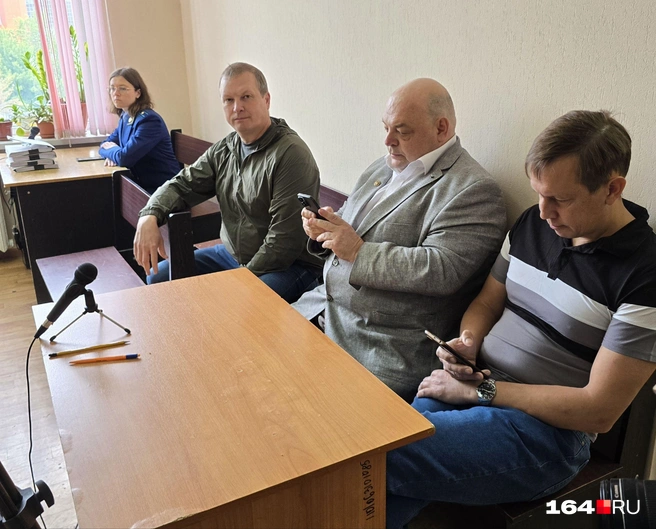 Олег Костин с адвокатами в ожидании решения суда | Источник: Семен Коротов-Майбах / 164.RU