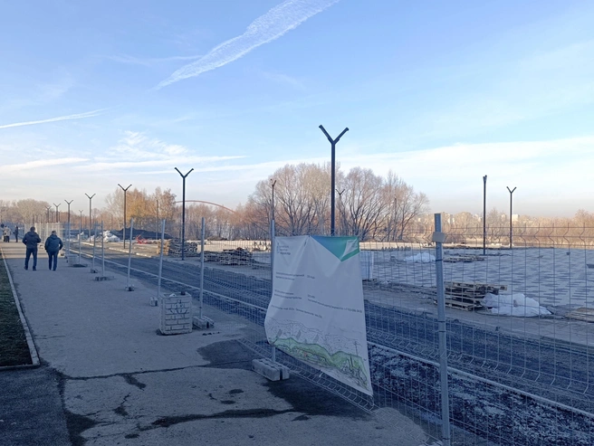 На данный момент прогулки возможны только по узкому тротуару вдоль улицы | Источник: Стас Соколов / NGS.RU