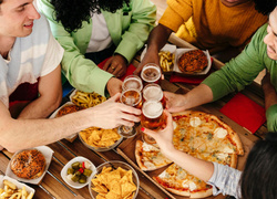 Что нельзя есть с алкоголем: 9 групп продуктов, которые нужно убрать с праздничного стола