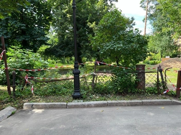 Фрагмент ограды Ботанического сада СПбГУ до реконструкции. | Источник: БФ «Перспектива»