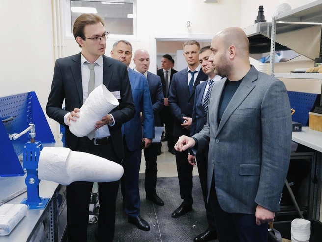 Вячеслав Федорищев посетил новое производство протезов | Источник: пресс-служба правительства Самарской области