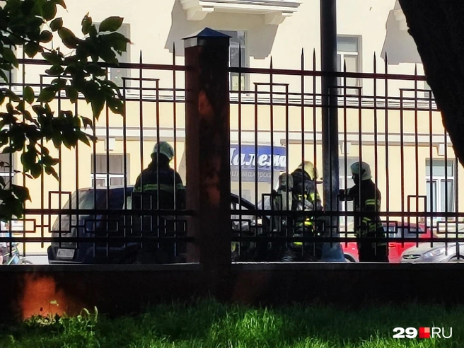 На пожар приехали спасатели | Источник: Юрий Скородумов / 29.RU